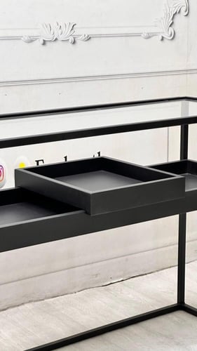 مدخل كونسول أسود أنيق