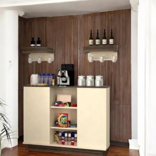 طاولة ركن قهوة بني وبيج مع رفوف - RC36