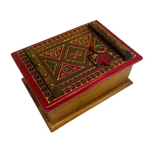 صندوق خشبي وسط بتصميم باب تراثي نجدي احمر