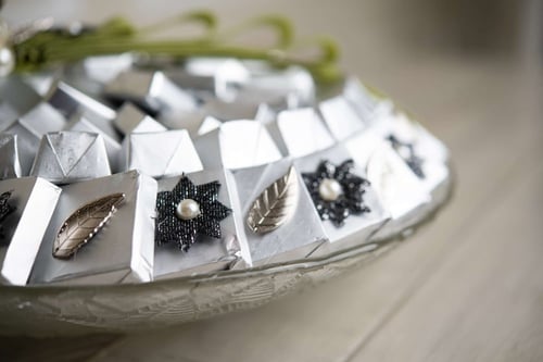 صحن كريستال شفاف دائري وسط شوكولاتة مغلفة فضي فقط