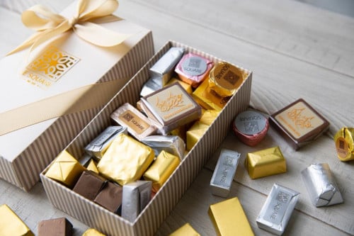 هدية علبة شوكولاتة 500 جرام مغلفة بحشوات متنوعة