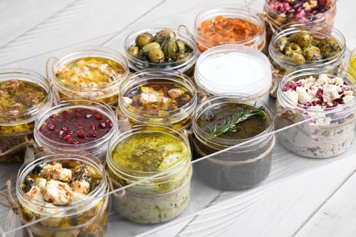 تشكيلة فاخرة من الأجبان و المخللات و المربيات