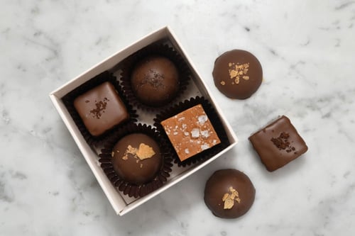 بوكس السعادة ( قطع شوكولاته فاخرة)