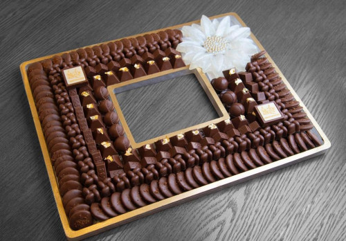 صينية شوكولاته 2000 جرام على طبق ريزان فاخر