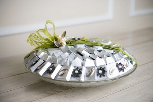 صحن كريستال شفاف دائري وسط شوكولاتة مغلفة فضي فقط