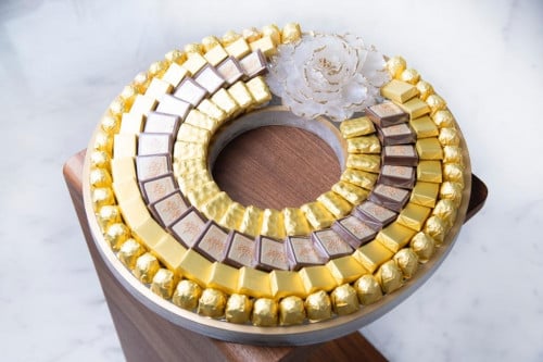 صينية شوكولاته 1900 جرام على طبق ريزان فاخر