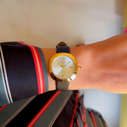 جلد دي كابري نسائي اسود مع ذهبي-DI2204