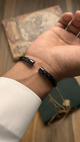 اسوارة سوداء