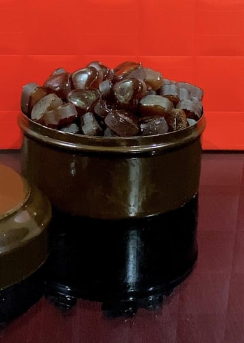 مستكة عود وزن صافي 180 جرام العدد 150 حبه في العلب...