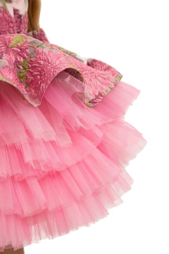 فستان الوردة الفوشية مع حقيبة