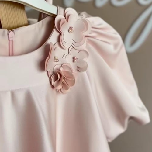 فستان مع طوق ورد وحقيبة