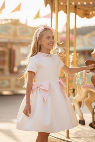 فستان بناتي مع ياقة مرصعة بالكريستال وفيونكات من ا...