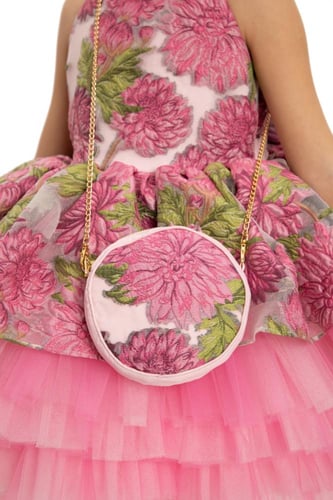 فستان الوردة الفوشية مع حقيبة