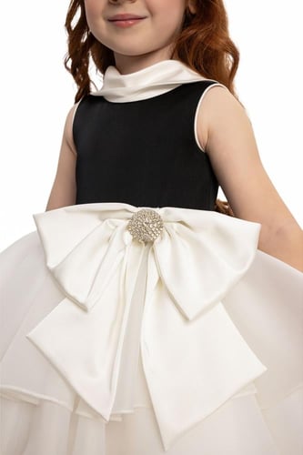 فستان طبقات مزين بالكريستال البرّاق