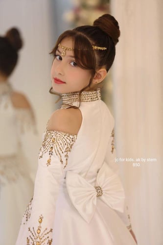 فستان بناتي فاخر باللون الأبيض الملكي بتطريز ذهبي...