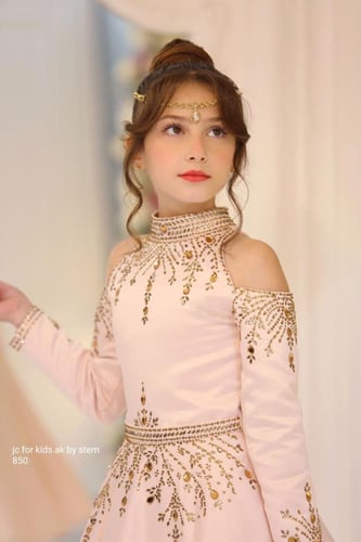 فستان بناتي فاخر باللون المشمشي بتطريز ذهبي راقٍ