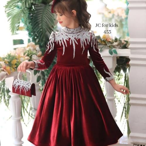 فستان المخمل العنابي الداكن: أناقة ملكية بتطريز فض...