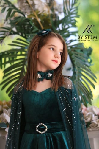 فستان أميرات مخملي باللون الأخضر الزمردي مع كاب -...