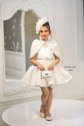 فستان "الماسة الصغيرة" الأبيض القصير مع كاب مزين ب...