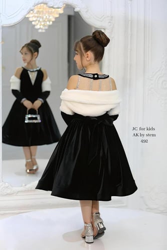 فستان المخمل الكحلي الفاخر للأميرات الصغيرات