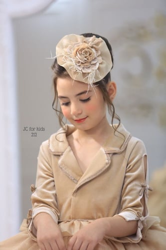 فستان + أكسيسوار شعر + حقيبة