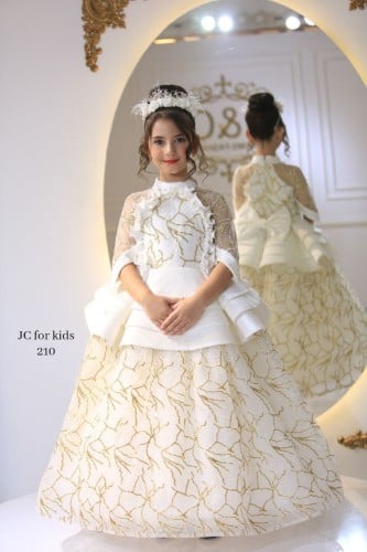 فستان أبيض + تاج شعر + جيبون نفاش