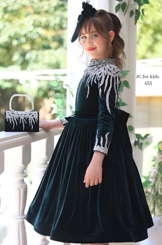 فستان الأميرة المخملي الزمردي: فخامة الشتاء بتطريز...