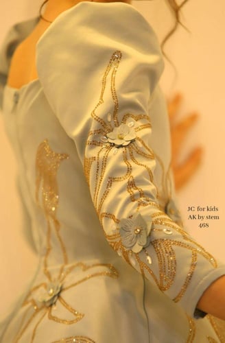 فستان أزرق سماوي فاخر بنقوش ذهبية للبنات مع إكسسوا...