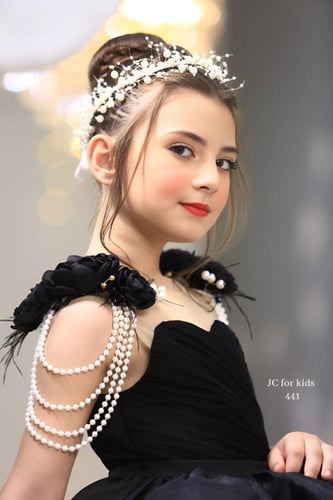 فستان سهرة بناتي أسود فاخر بتطريز لؤلؤ وورود بارزة...