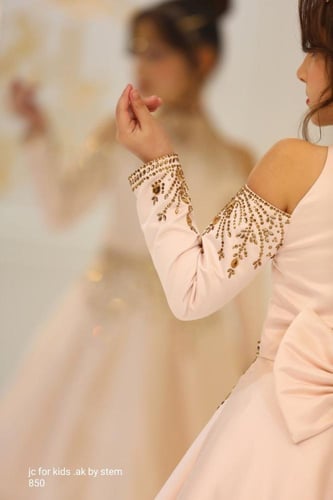 فستان بناتي فاخر باللون المشمشي بتطريز ذهبي راقٍ