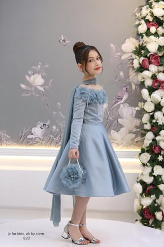 فستان أميرة الزهور باللون الاكوا المميز