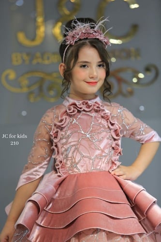 فستان وردي + تاج شعر + جيبون نفاش