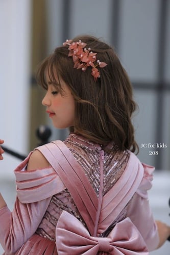 فستان وردي + أكسيسوار شعر