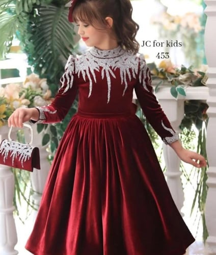 فستان المخمل العنابي الداكن: أناقة ملكية بتطريز فض...