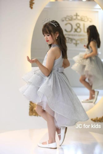 فستان سهرة بناتي لامع بلون فضي High-Low - بريق الن...