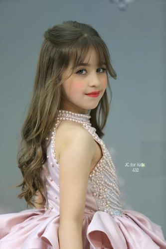 فستان الطفلة القصير بتنورة الكشكش الدرامية والمُطر...