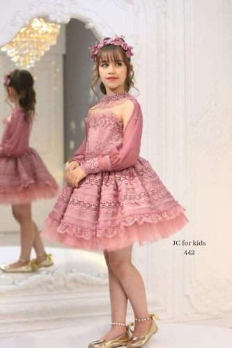 فستان سهرة بناتي وردي دانتيل فخم مع كاب شيفون – تص...