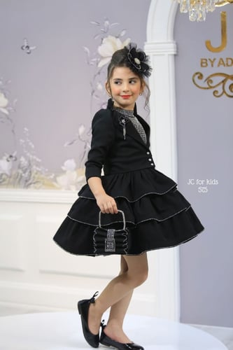 فستان أسود + جاكيت +حقيبه + اكسيسوار شعر