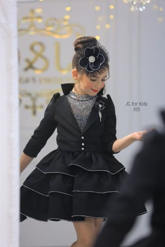 فستان أسود + جاكيت +حقيبه + اكسيسوار شعر