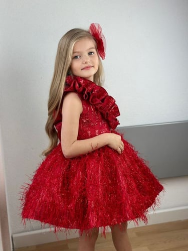 فستان أحمر جميل + اكسيسوار شعر