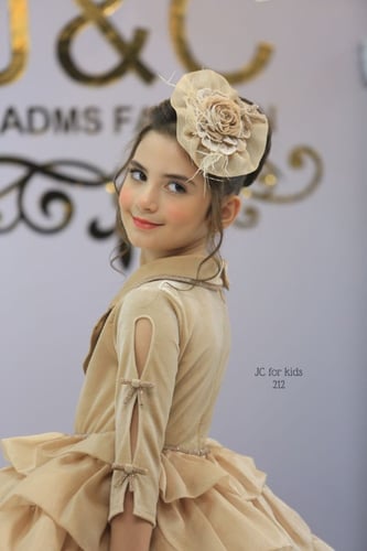 فستان + أكسيسوار شعر + حقيبة