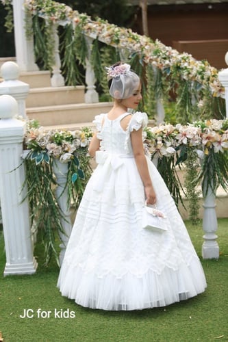 فستان أبيض طويل + حقيبة + اكسيسوار شعر