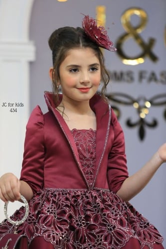 فستان فخم وجميل + حقيبة + اكسيسوار الشعر