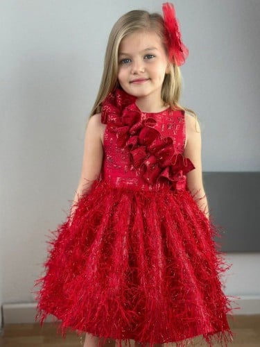 فستان أحمر جميل + اكسيسوار شعر