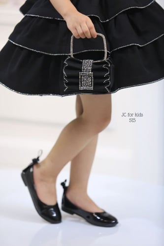 فستان أسود + جاكيت +حقيبه + اكسيسوار شعر