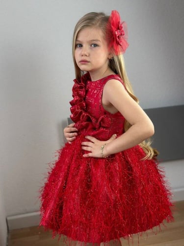 فستان أحمر جميل + اكسيسوار شعر