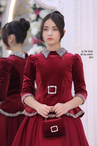 فستان المخمل العنابي الداكن: أناقة ملكية بتطريز فض...