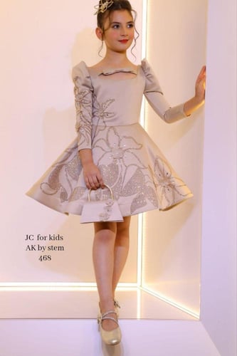 فستان بيج فاخر بنقوش ذهبية للبنات مع إكسسوارات