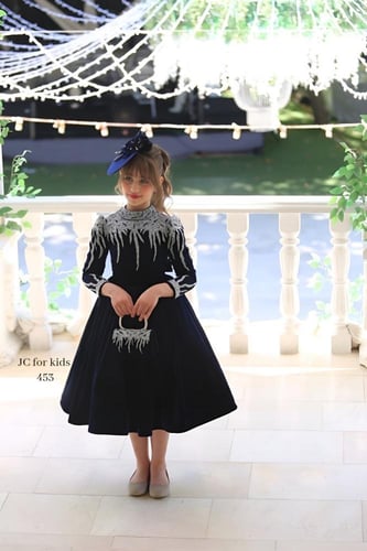 فستان الأميرة المخملي الزمردي: فخامة الشتاء بتطريز...