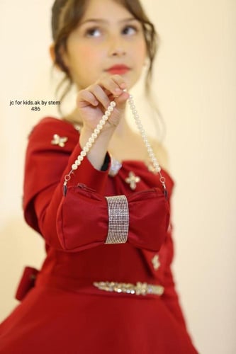 فستان "برنسيس" باللون الأحمر الفاخر